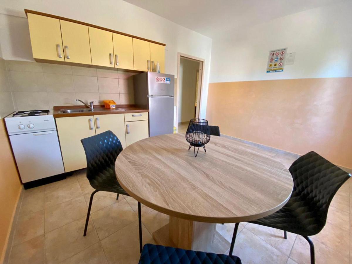 Apartments King - City Center Novalja Bagian luar foto