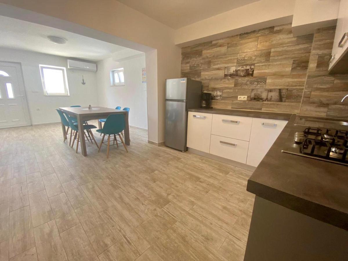 Apartments King - City Center Novalja Bagian luar foto