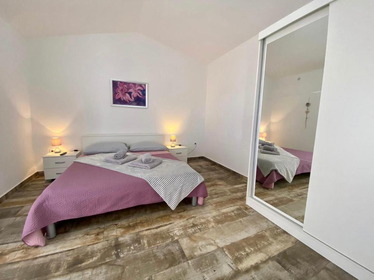 Apartments King - City Center Novalja Bagian luar foto