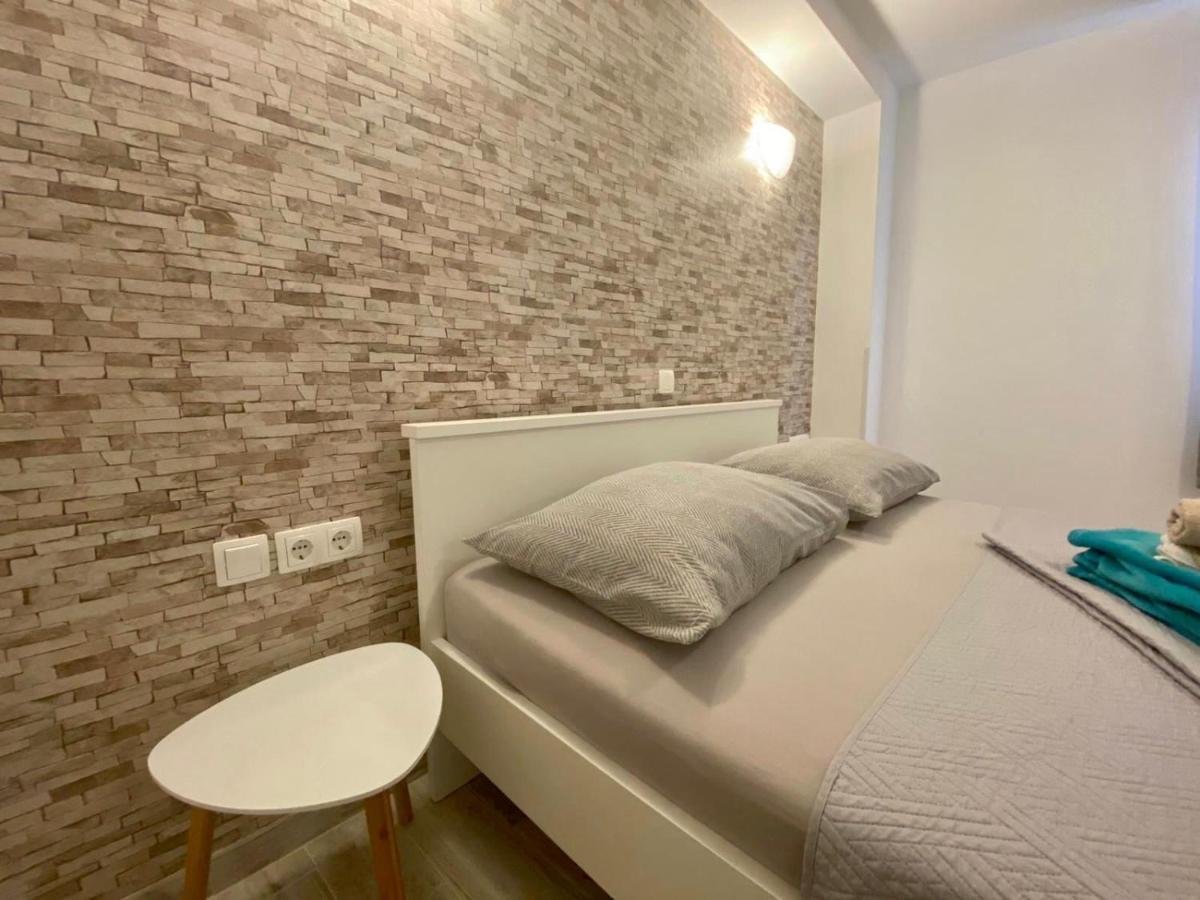 Apartments King - City Center Novalja Bagian luar foto