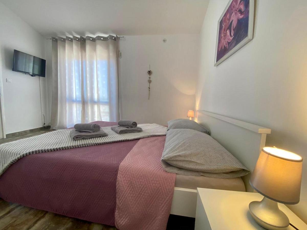 Apartments King - City Center Novalja Bagian luar foto