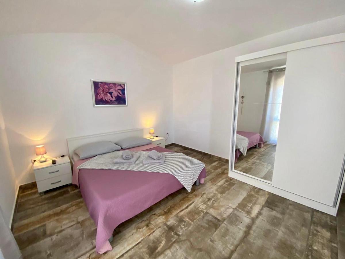 Apartments King - City Center Novalja Bagian luar foto