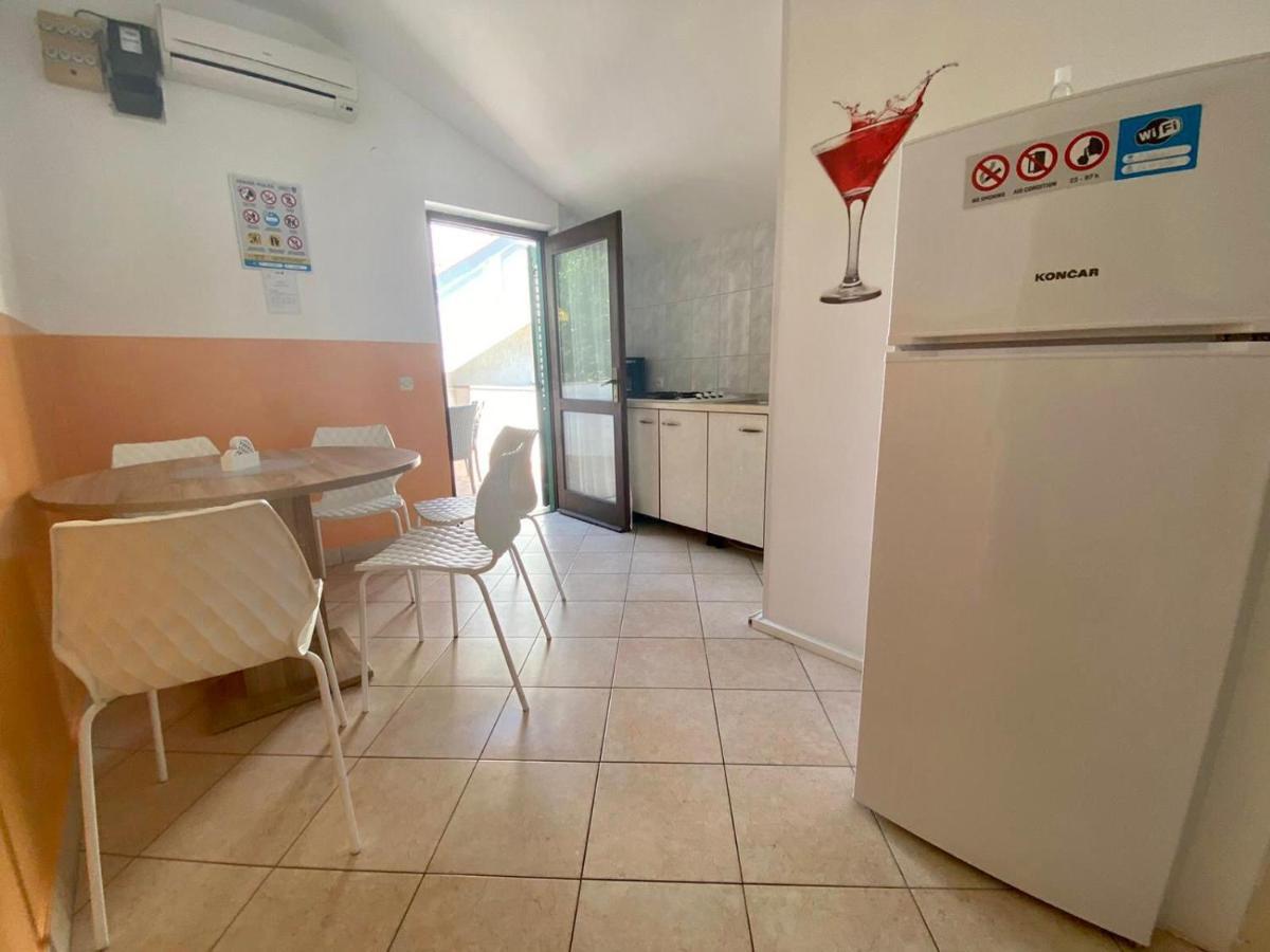 Apartments King - City Center Novalja Bagian luar foto